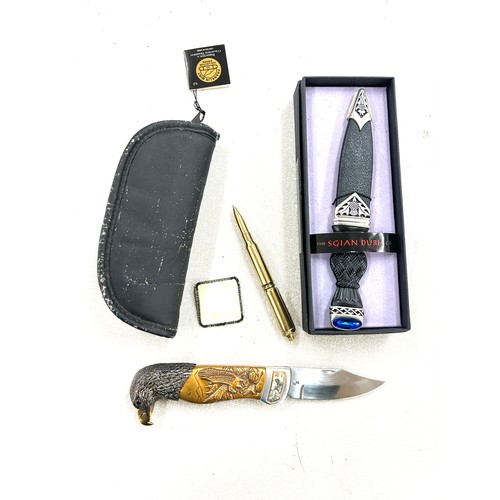 480 - Franklin Mint Eagle pocket knife, Sgian Dudh knife, AA badge, novelty pen