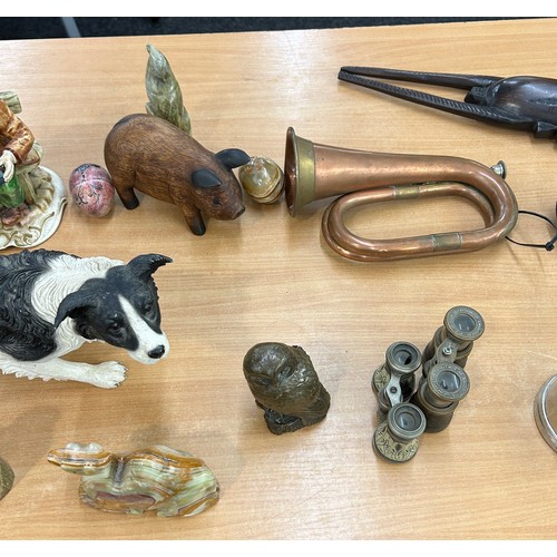 198 - Selection of collectables to include onyx pieces, brass car horn, wooden mask, bugle etc