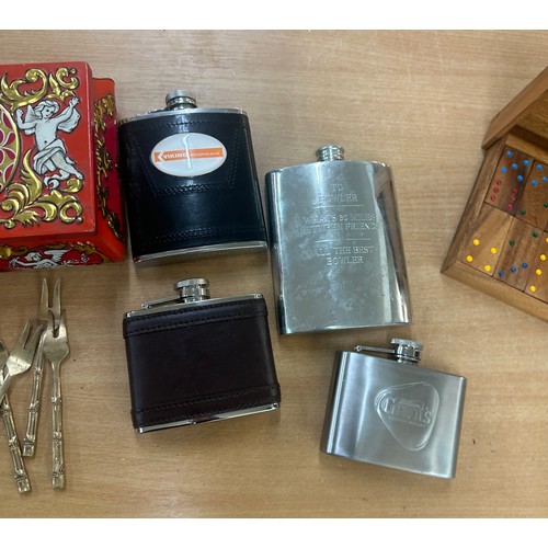 400 - Selection of miscellaneous inlcudes vintage domino sets, 4 hip flasks etc