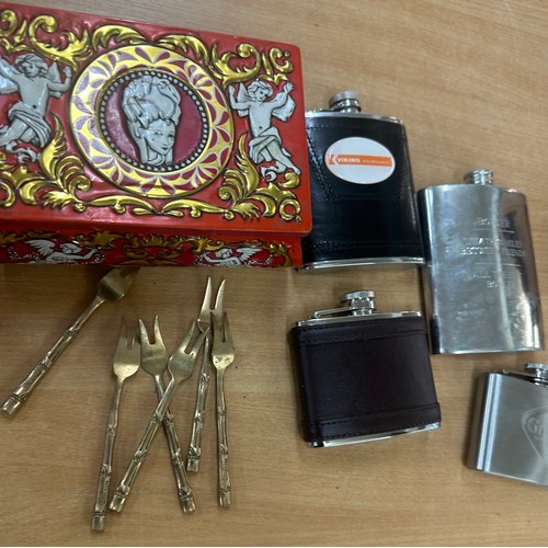 400 - Selection of miscellaneous inlcudes vintage domino sets, 4 hip flasks etc