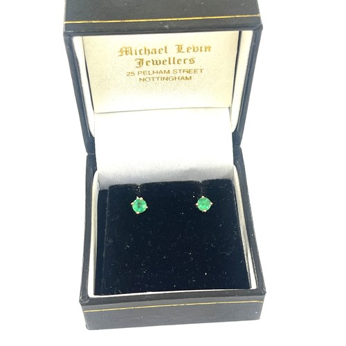 431 - 9ct gold earring set with green stones