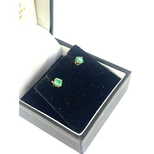 431 - 9ct gold earring set with green stones