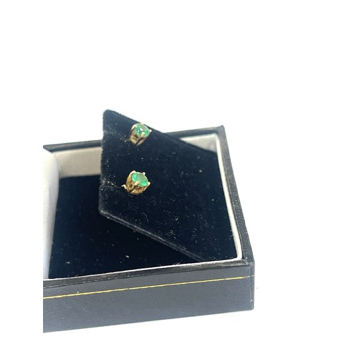 431 - 9ct gold earring set with green stones