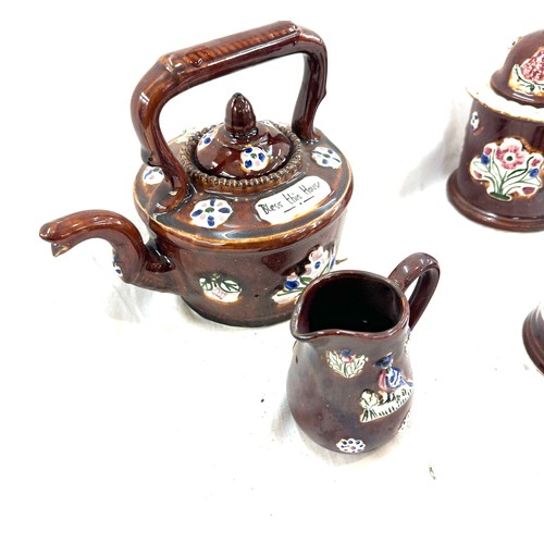 62 - Selection of bargeware pieces to include a kettle, sugar jar, jug and cup