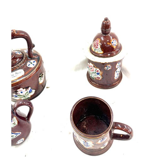 62 - Selection of bargeware pieces to include a kettle, sugar jar, jug and cup