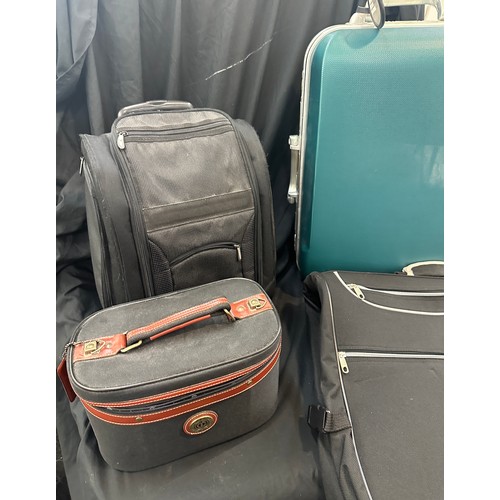 238 - Selection of travel bags to include a Carlton bag and small wheelie case