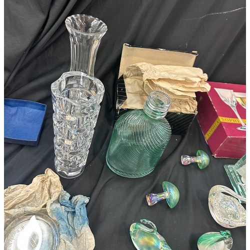 101 - Selection of glassware to include glass animals, majolica dish etc