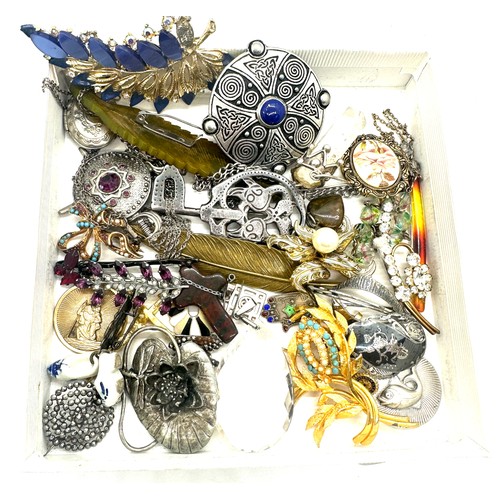 409 - Tray of vintage and later brooches, pendants etc to include some silver