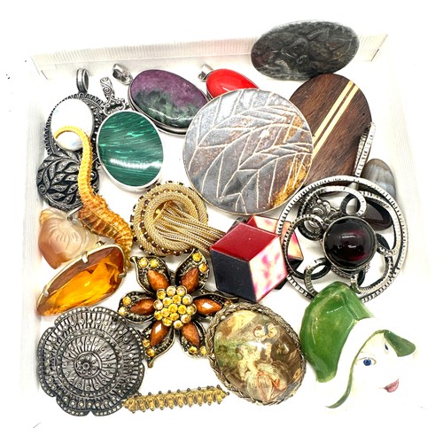 410 - Tray of vintage and later brooches, pendants etc to include some silver