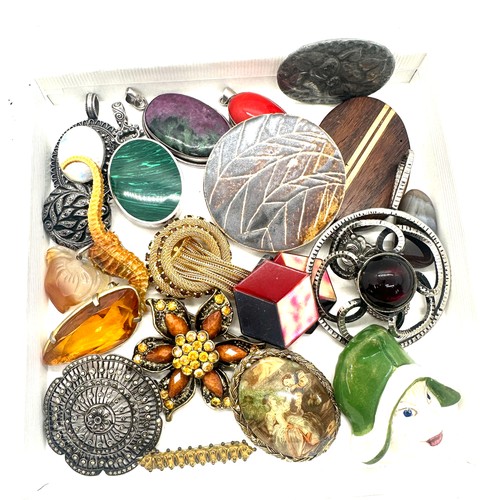 410 - Tray of vintage and later brooches, pendants etc to include some silver