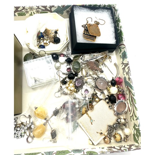 413 - Tray of assorted ladies earrings to include silver pieces