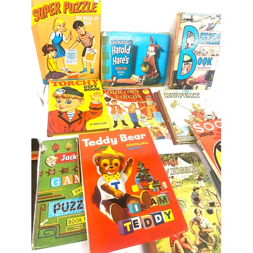 204 - Selection of vintage annuals includes sooty, rupert etc