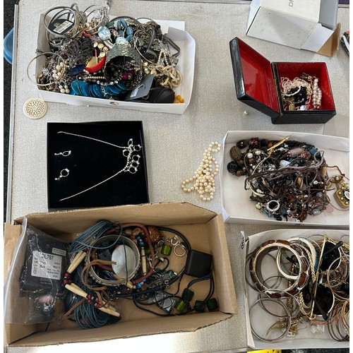 468 - Large selection of assorted vintage and later costume jewellery