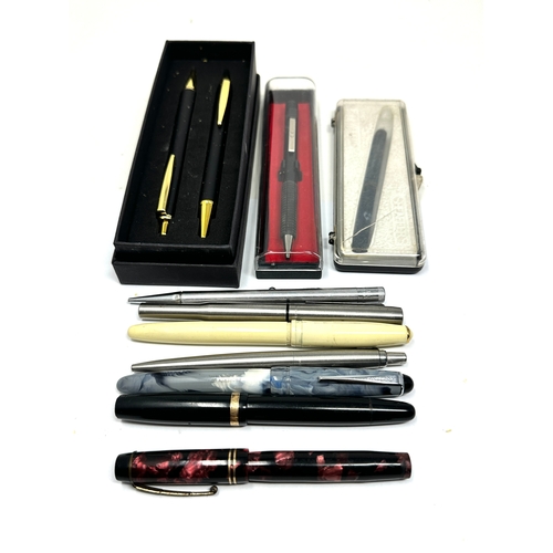 492 - selection of vintage and later pens & fountain pend includes 14ct gold nib the unique pen & parker d... 