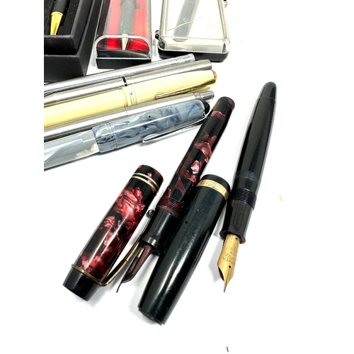 492 - selection of vintage and later pens & fountain pend includes 14ct gold nib the unique pen & parker d... 