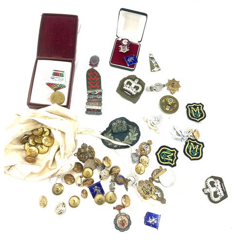 442 - Selection of military items includes cap badges, buttons, medals etc