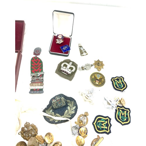 442 - Selection of military items includes cap badges, buttons, medals etc