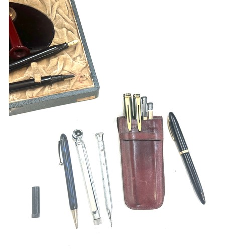 401 - Selection of assorted fountain pens and a desk stand, includes a 14ct gold nib fountain pen etc