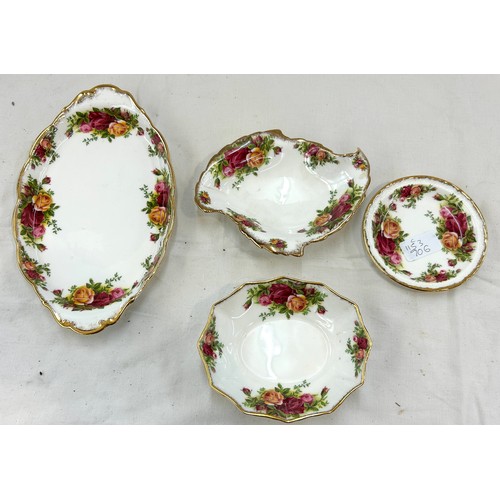 500 - Four pieces of Royal Albert Old Country Rose largest tray measures approx 11 inches long
Condition A... 