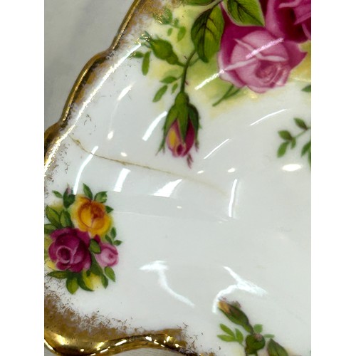 500 - Four pieces of Royal Albert Old Country Rose largest tray measures approx 11 inches long
Condition A... 