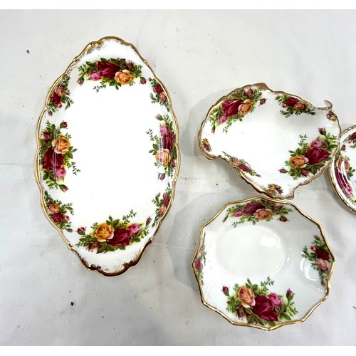 500 - Four pieces of Royal Albert Old Country Rose largest tray measures approx 11 inches long
Condition A... 