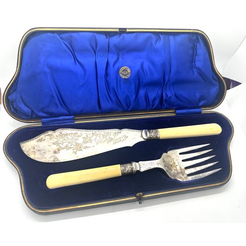 321 - Silver rimmed cased fish serving set, Gilbert and sons