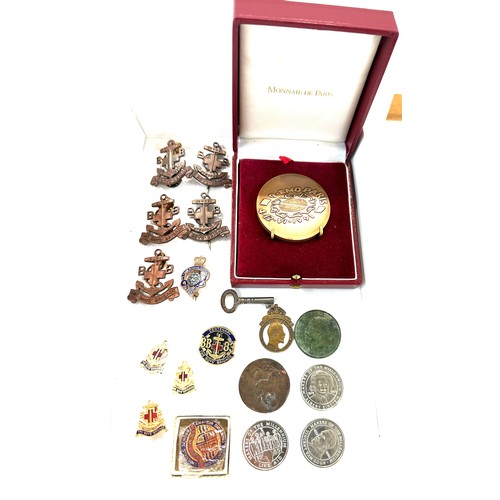 411 - Selection of collectors items to include boys bridage badges, tokens, coins etc