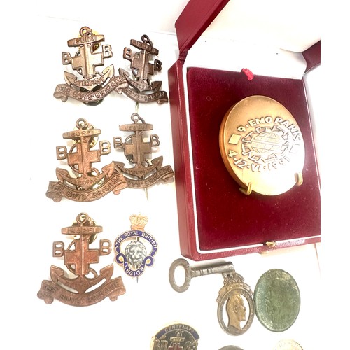 411 - Selection of collectors items to include boys bridage badges, tokens, coins etc