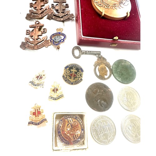 411 - Selection of collectors items to include boys bridage badges, tokens, coins etc