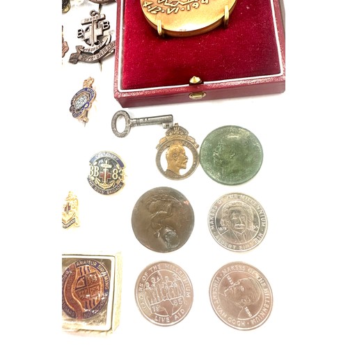 411 - Selection of collectors items to include boys bridage badges, tokens, coins etc