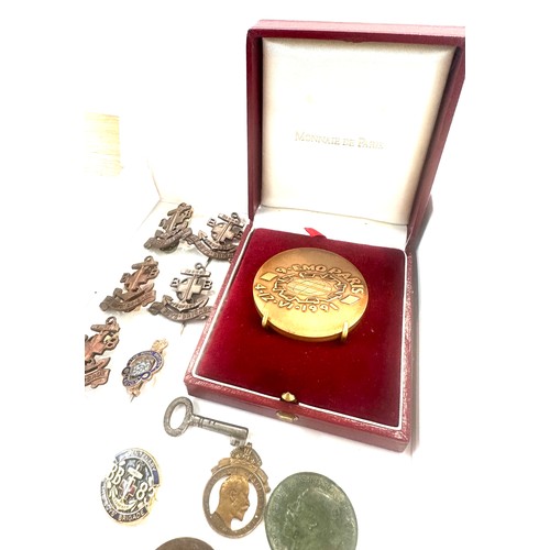 411 - Selection of collectors items to include boys bridage badges, tokens, coins etc