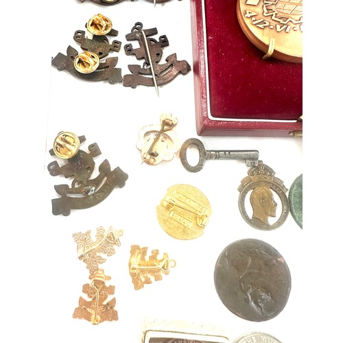 411 - Selection of collectors items to include boys bridage badges, tokens, coins etc