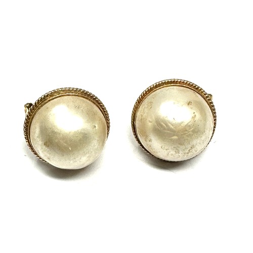 113 - 14ct gold vintage mabe pearl paired earrings (6.8g)