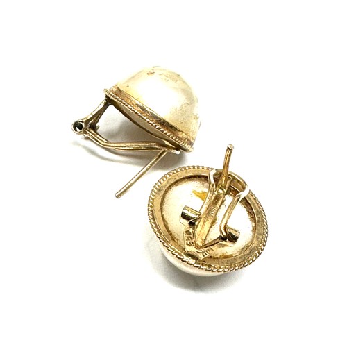 113 - 14ct gold vintage mabe pearl paired earrings (6.8g)