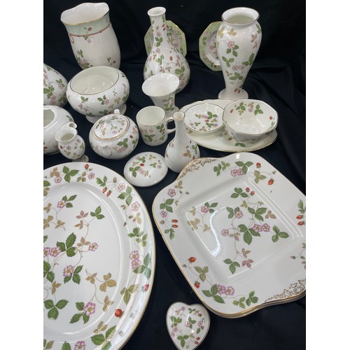 611 - Selection of wedgwood pottery