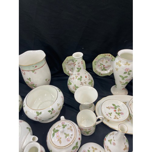 611 - Selection of wedgwood pottery