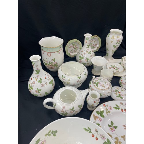 611 - Selection of wedgwood pottery