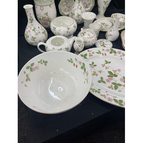 611 - Selection of wedgwood pottery