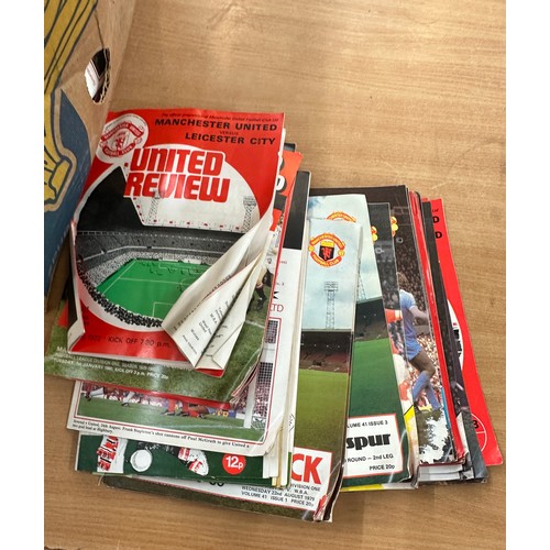 306 - Job lot of manchester united programmes/ magazines