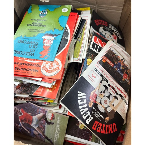 306 - Job lot of manchester united programmes/ magazines