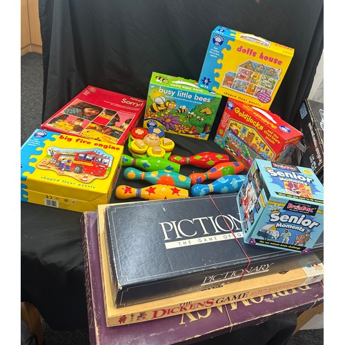 189 - Large selection of vintage and later games includes look and learn, puzzles etc