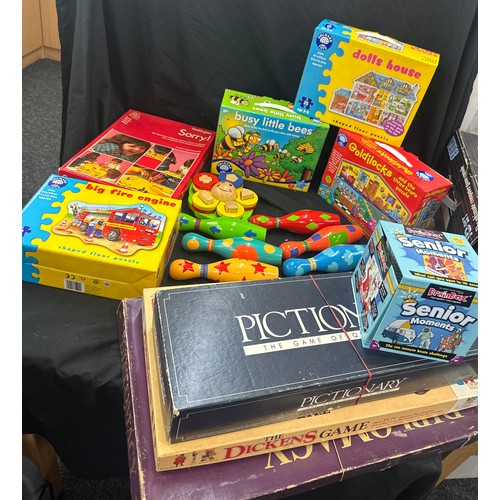 189 - Large selection of vintage and later games includes look and learn, puzzles etc