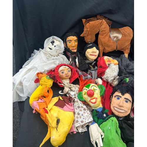 132 - Large selection of vintage Puppets includes aligator, donkey etc