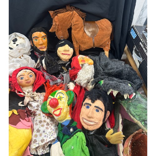 132 - Large selection of vintage Puppets includes aligator, donkey etc