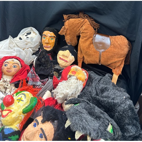 132 - Large selection of vintage Puppets includes aligator, donkey etc