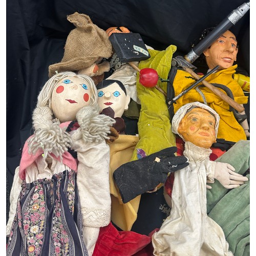 188 - Large selection of vintage and later puppets