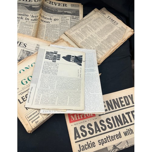 251 - Large selection of vintage newspapers includes Daily Mirror etc