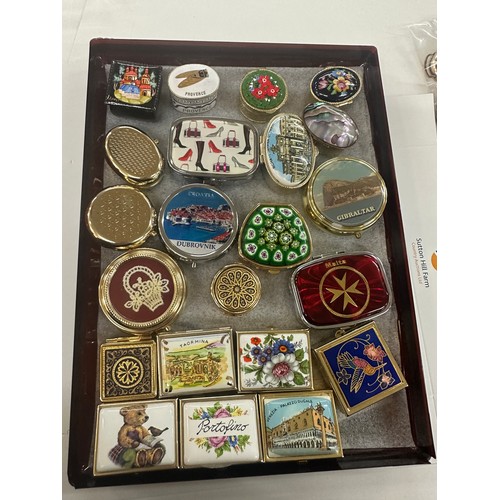 509 - Selection of assorted trinkets includes abalone shell etc