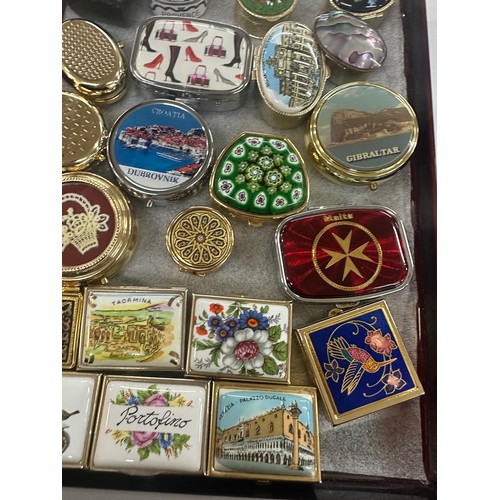 509 - Selection of assorted trinkets includes abalone shell etc