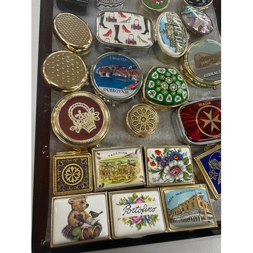 509 - Selection of assorted trinkets includes abalone shell etc